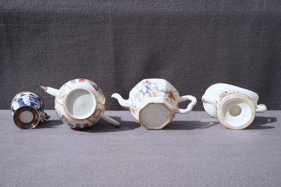 Quatre th&eacute;i&egrave;res et verseuses en porcelaine de Chine famille rose et bleu et blanc, Kangxi/Qianlong